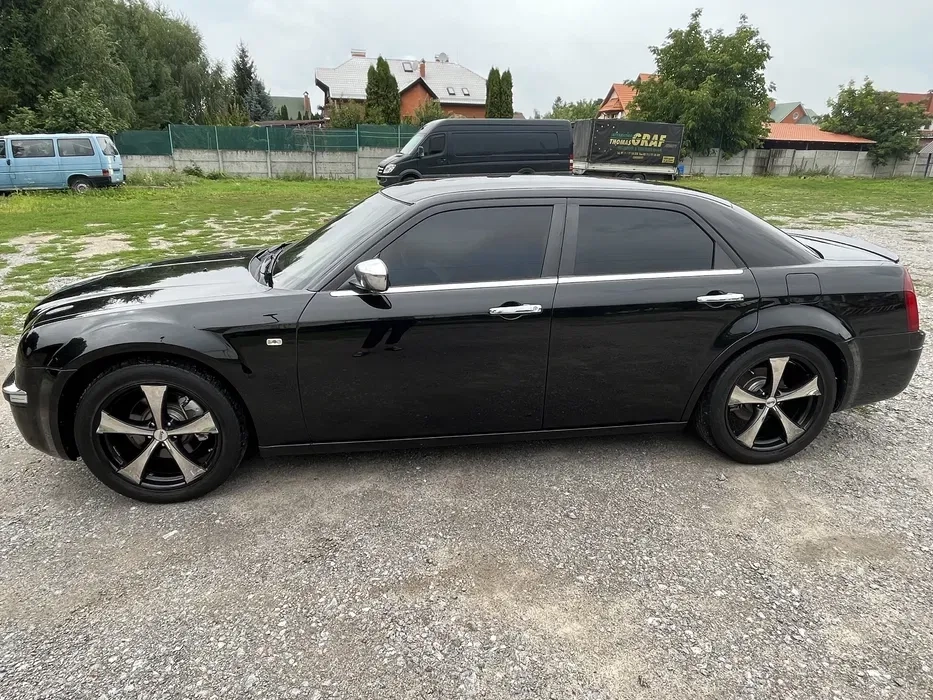 Chrysler 300C для Вашого Весілля: Елегантне Авто, Комфортний Салон та Преміальний Сервіс!