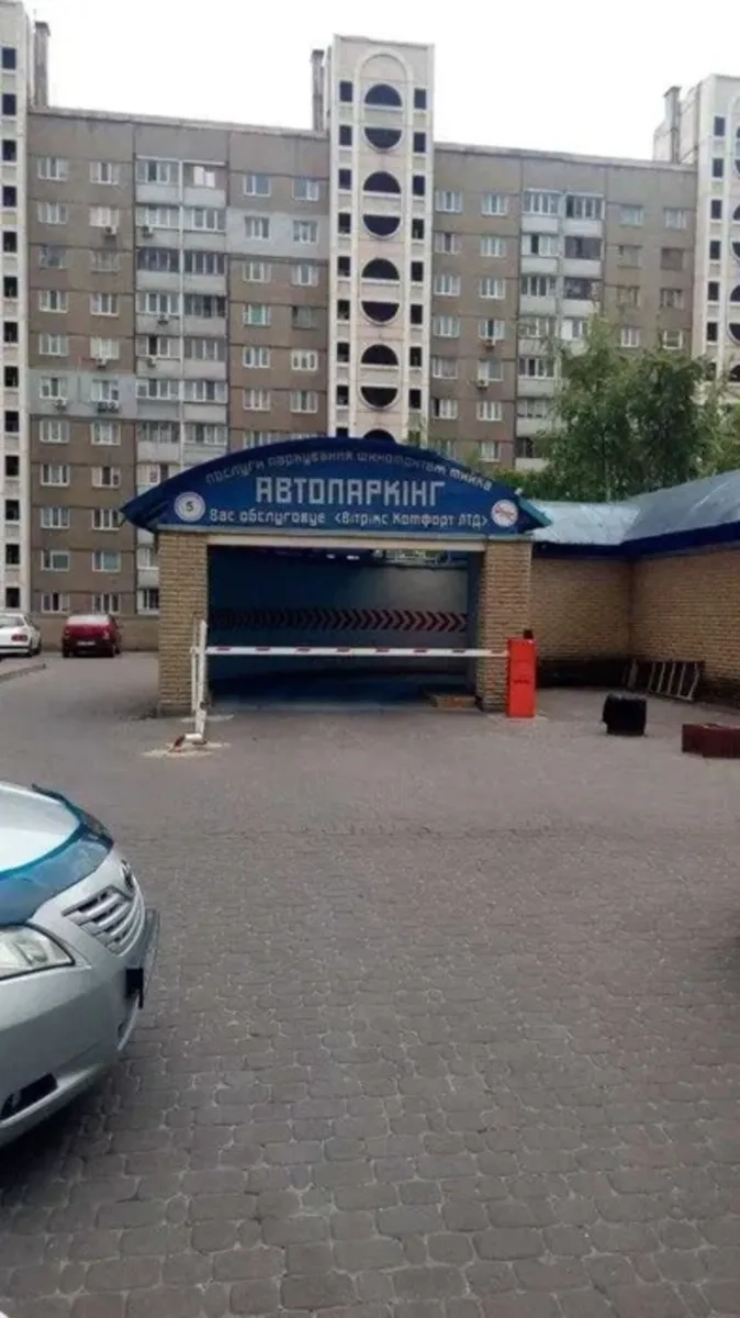 Зручне паркомісце в підземному паркінгу