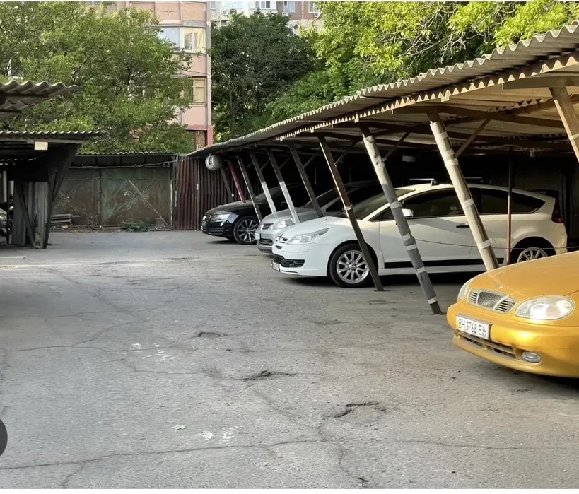 Зручне місце на парковці: закрита територія, нагляд