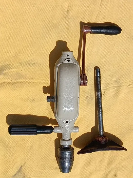 Ручна дрель: Надійна та легка.