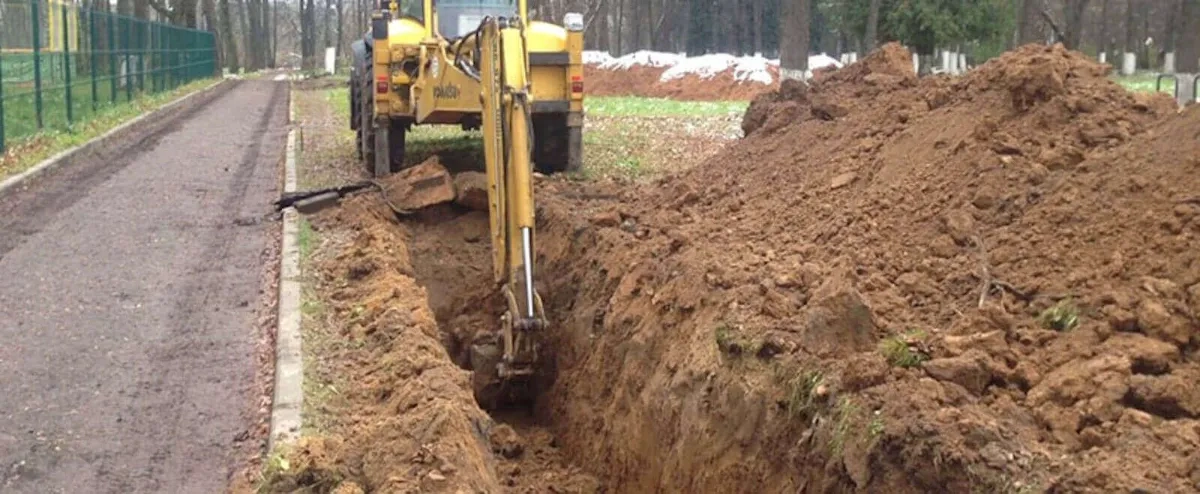 Риття траншей екскаватором