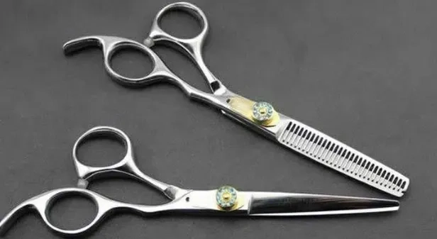 Заточка ножиць перукарських та манікюр інструментів під мікроскопом