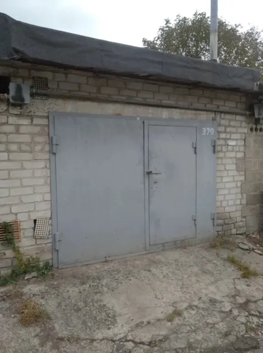 Двоповерховий цегляний гараж зі зручним заїздом