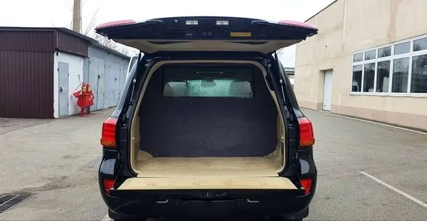 384 Броньований джип Lexus LX 570 B6 чорний з водієм