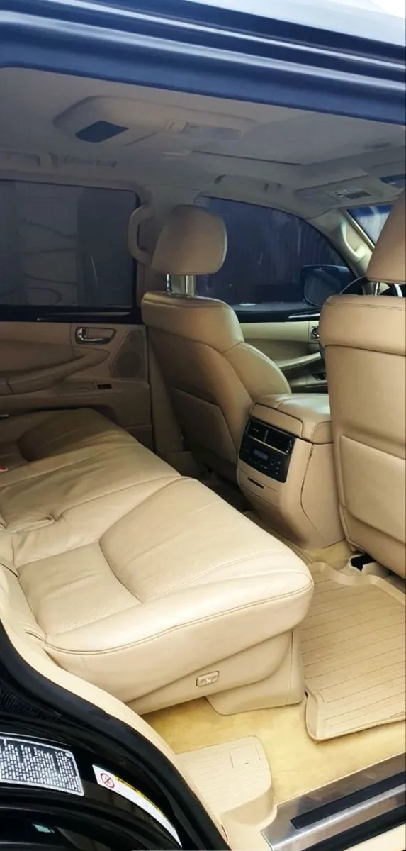384 Броньований джип Lexus LX 570 B6 чорний з водієм