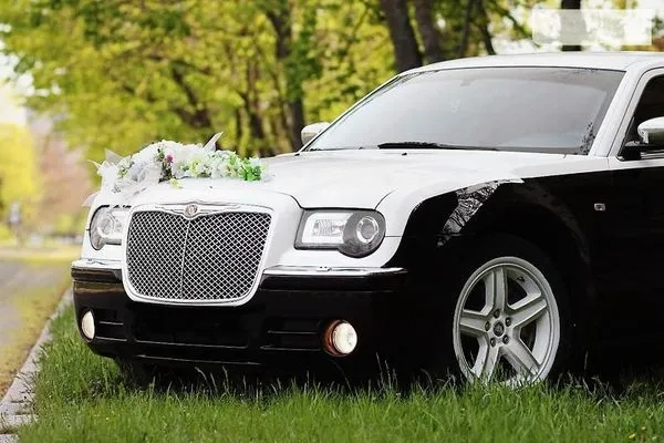125 Авто на весілля Chrysler 300C черно-білий