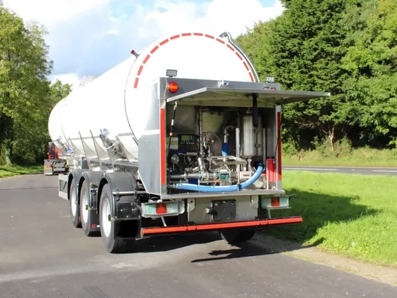 Автомобільна цистерна для перевезення молока. Безпечна та зручна.