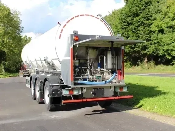 Автоцистерна - молоковоз для харчових речовин.