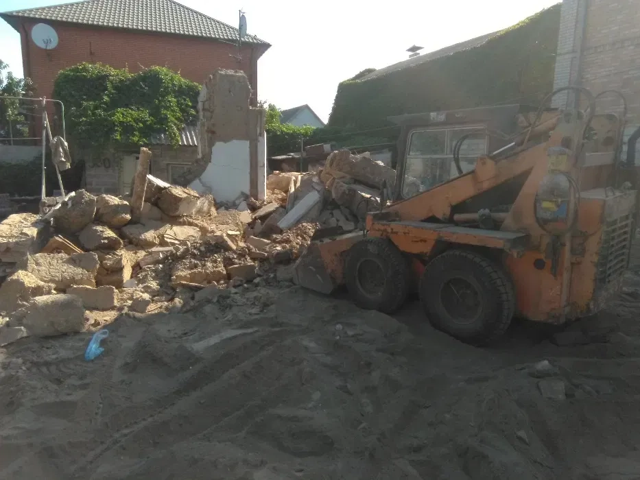 Мінінавантажувач, вивіз сміття, демонтаж будинку, пісок, щебінь