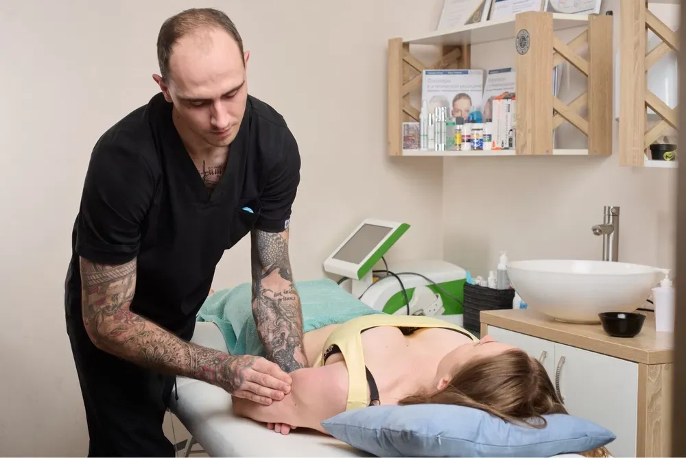 Масаж/Мануальна терапія/Вправка міжхоебцевих дисків