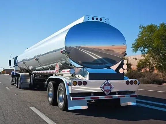 Бензовоз (паливозаправник)-перевезення пального.