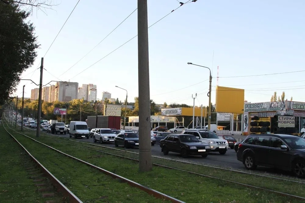 Парковка з охороною та освітленням для мікроавтобусів