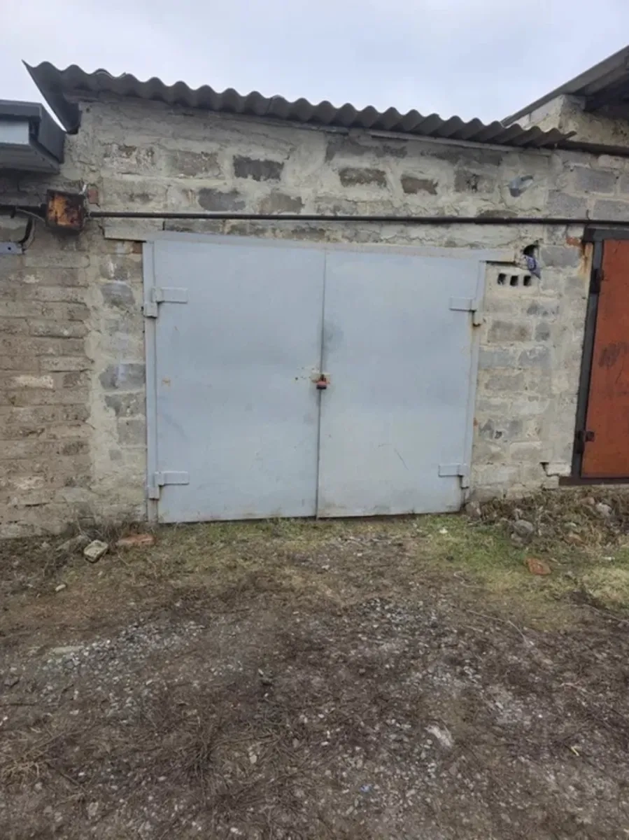 Цегляний гараж у зручному кооперативі