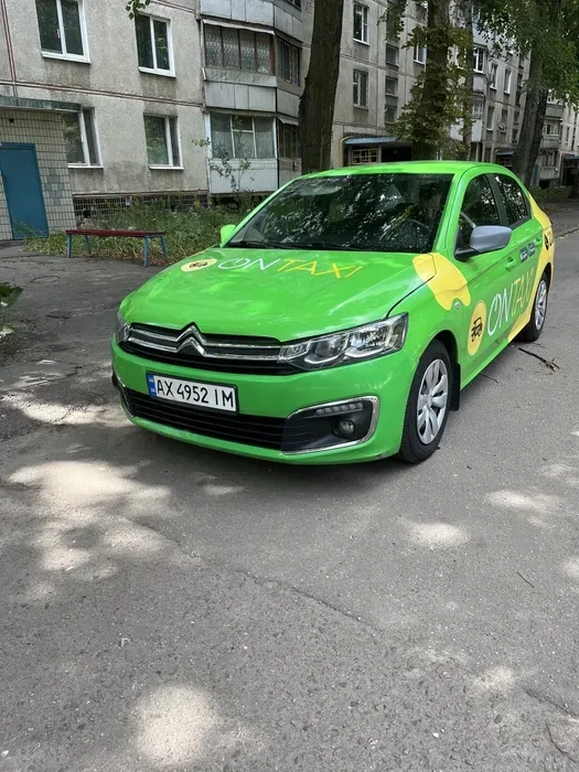 Автомобіль під таксі та для особистих цілей