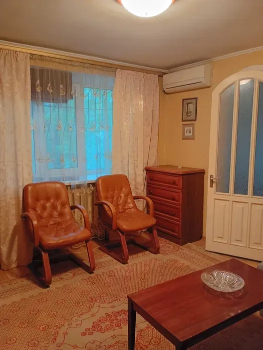 Дві кімнати в трикімнатній квартирі з господаркою