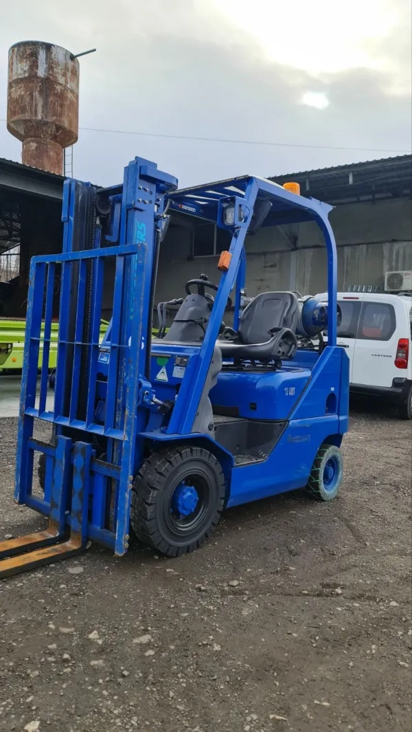 Вилковий навантажувач для робіт на складі та будівництві