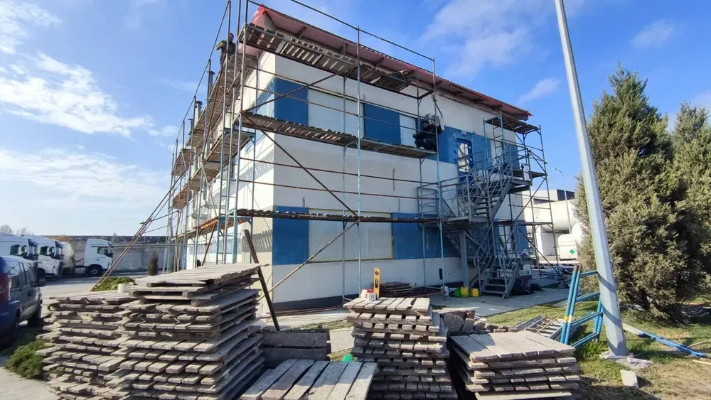 Висотне обладнання для фасадів: надійні люльки в наявності