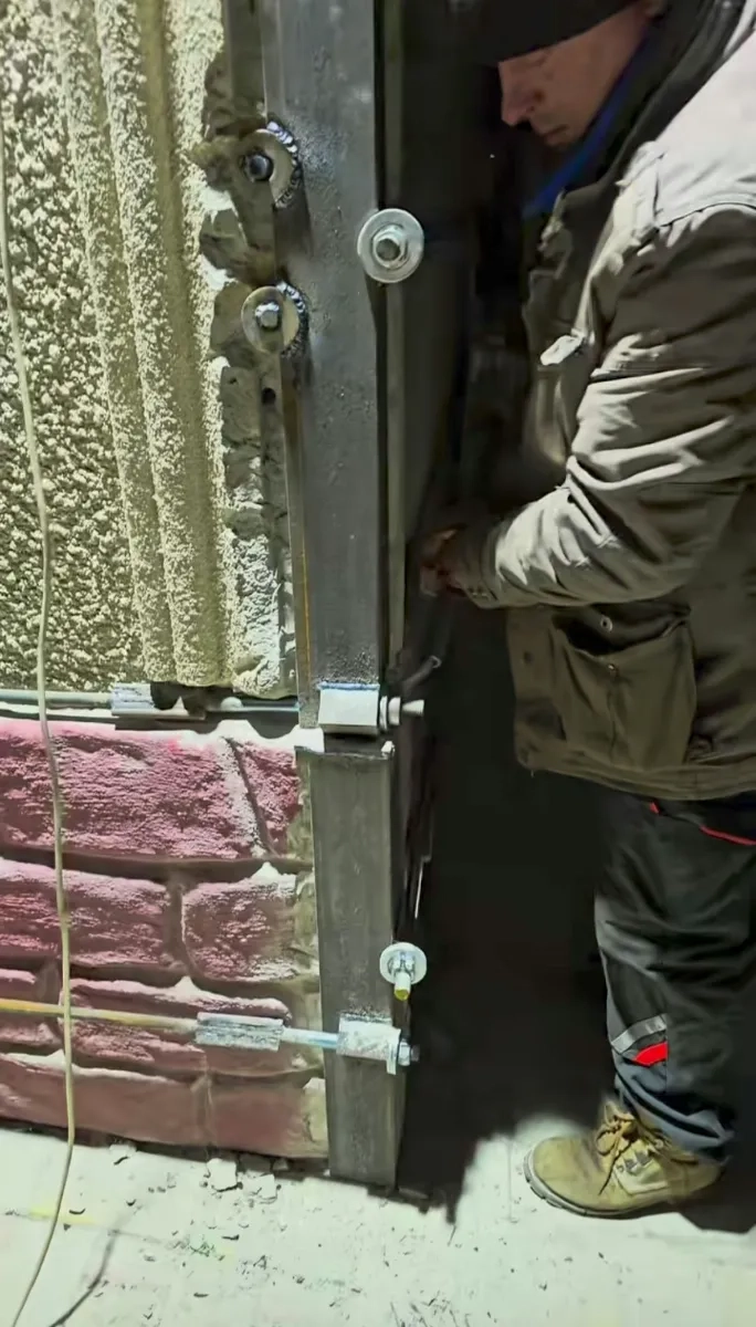 Усиление аварийных домов. Стягивание домов металлоконструкцией,сварка.