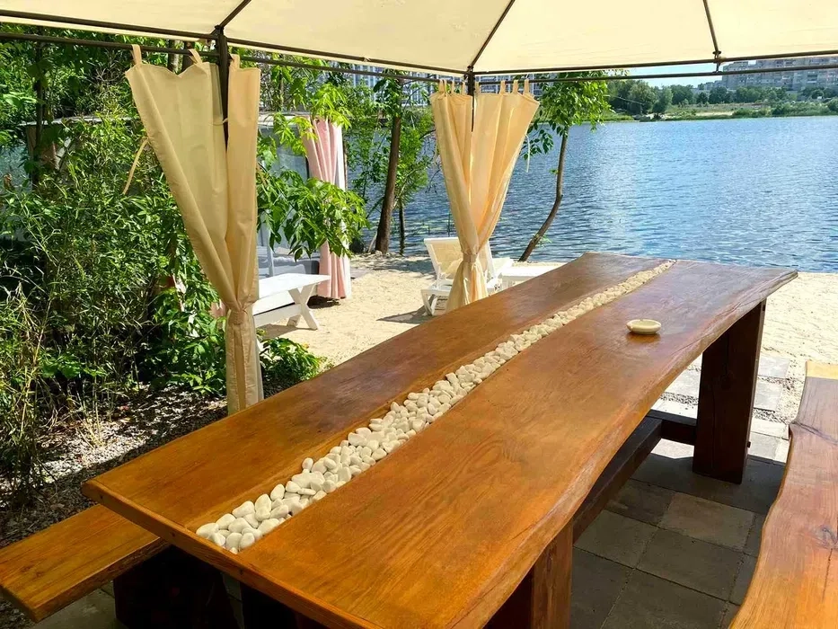 Закрита (тепла) альтанка біля води, Київ