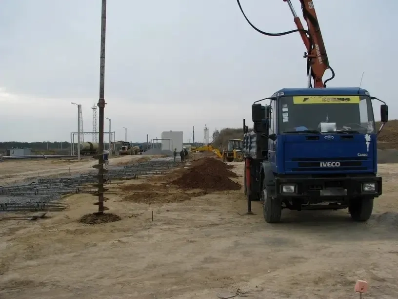 Буріння ям діаметрів від 200 до 600 мм на глибину до 7 метрів