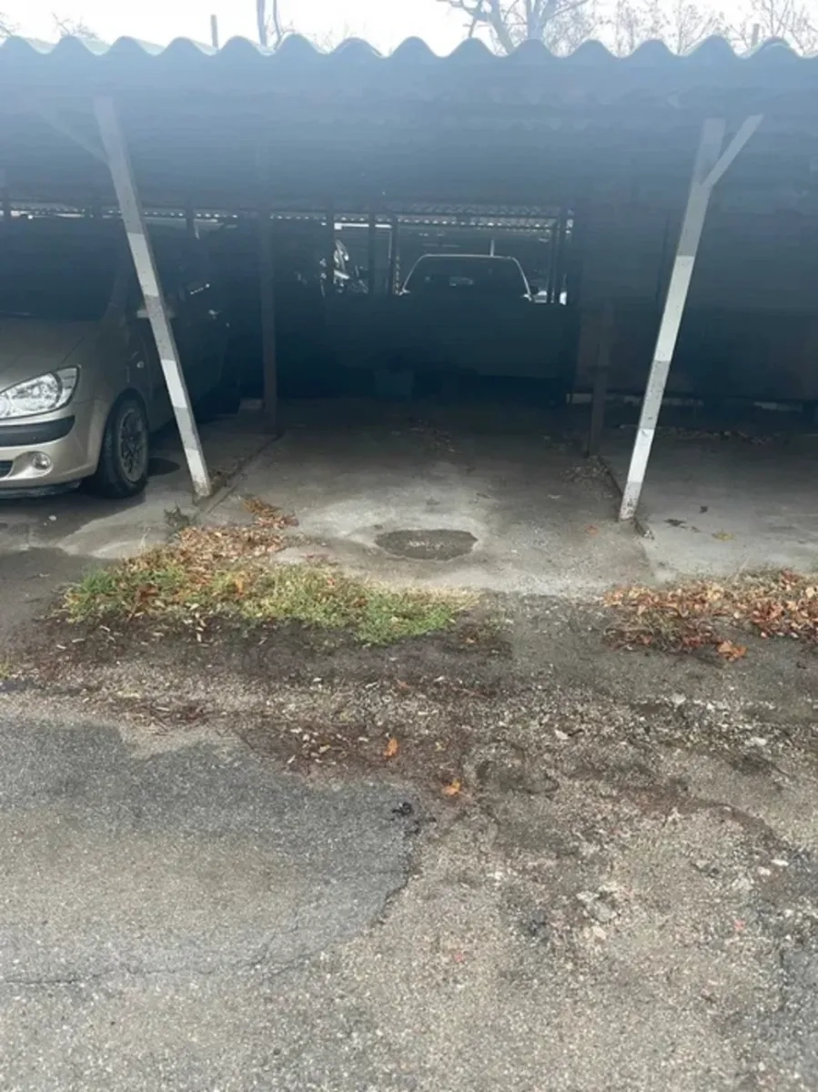 Місце на критій стоянці для авто