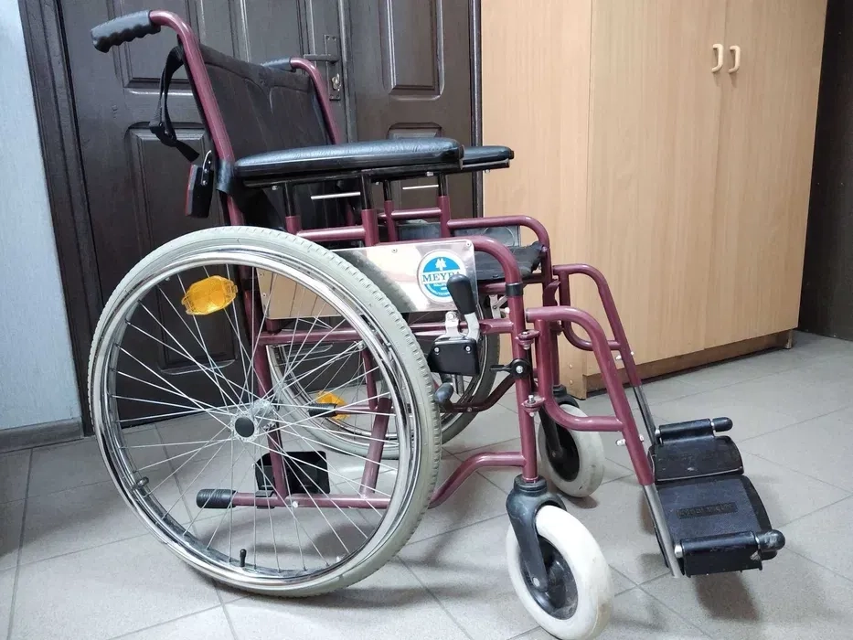 Надійне медичне крісло колісне (візок)