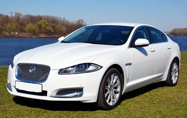 124 Авто на весілля Jaguar XF білий