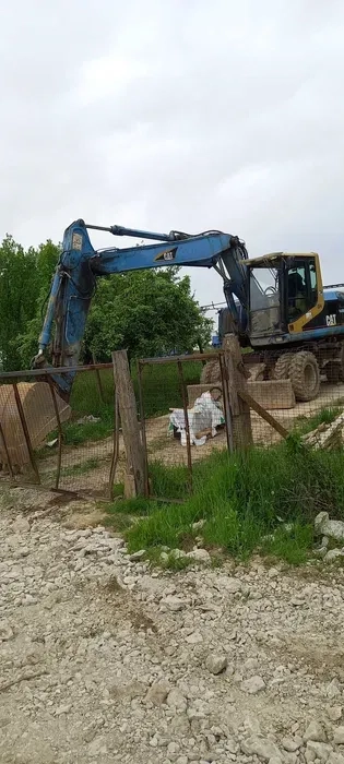 Екскаватор з гідромолотом і ковшом