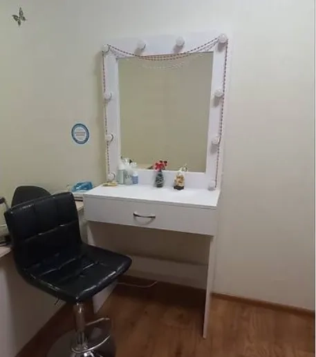 Місце для візажиста, бровіста, стиліста