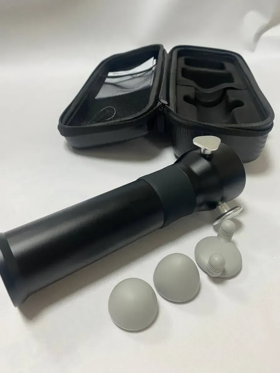 Вібраційний масажер Booster з 3 швидкостями та насадками для чутливих зон