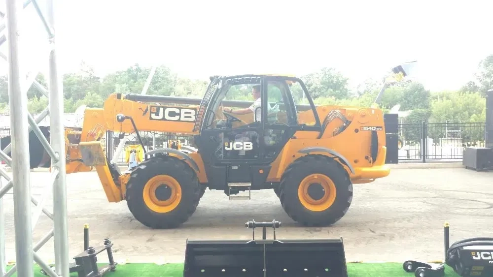 Риття траншей. Копаємо басейни. Гусеничний міні екскаватор