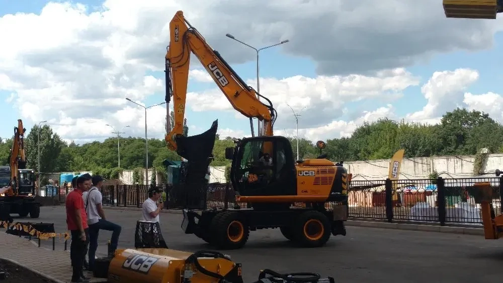 Риття траншей. Копаємо басейни. Гусеничний міні екскаватор