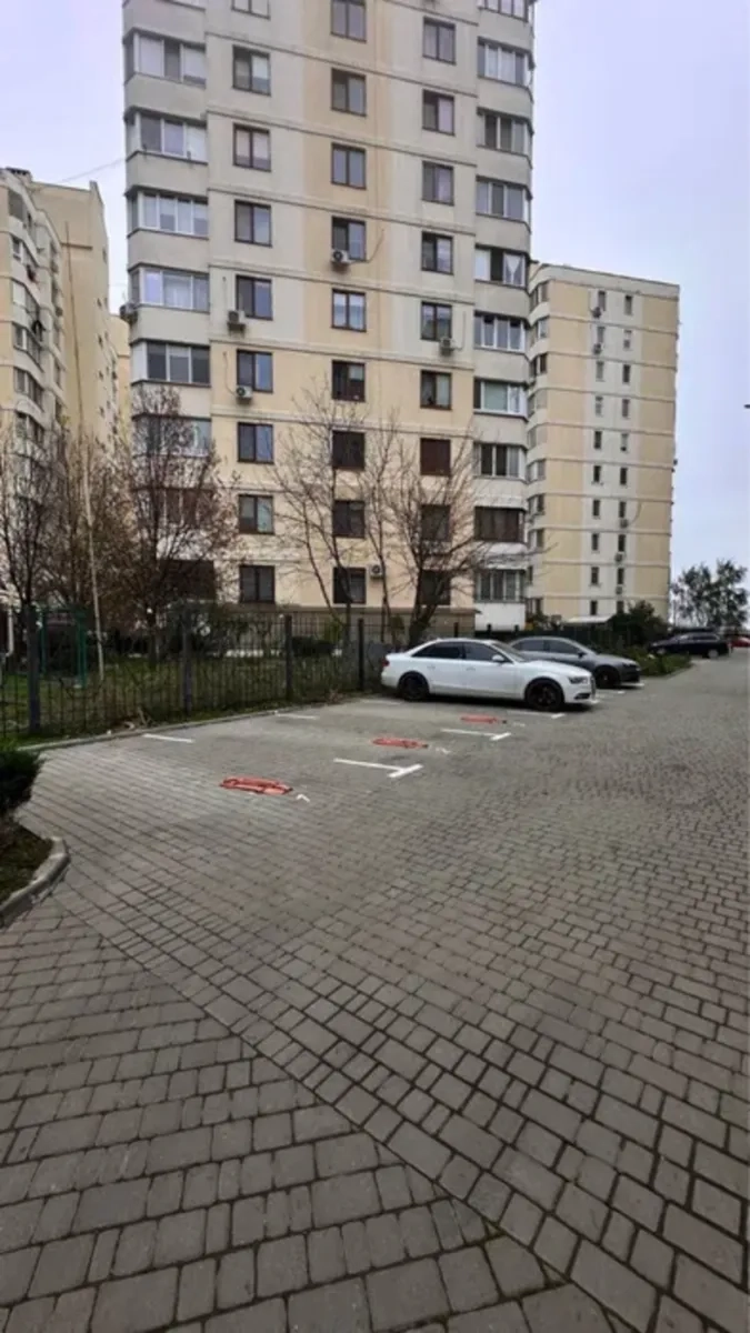 Просторе паркомісце в ЖК «Соляріс»