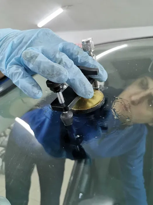 Ремонт сколів і тріщин на лобовому склі