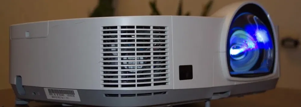 Короткофокусні проектори, є різні варіанти