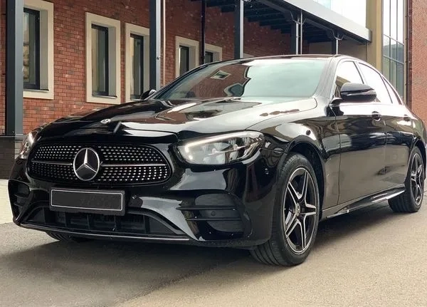 344 Mercedes Benz E-class EQ W213 E220d чорний з водієм