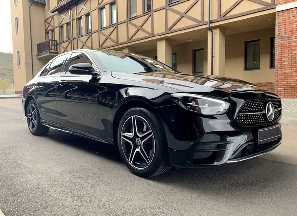 344 Mercedes Benz E-class EQ W213 E220d чорний з водієм