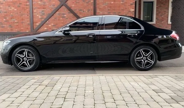 344 Mercedes Benz E-class EQ W213 E220d чорний з водієм