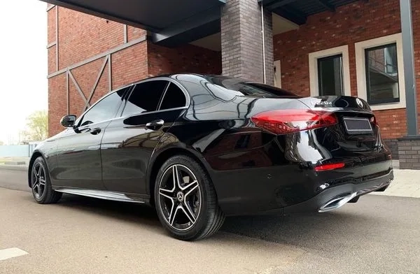 344 Mercedes Benz E-class EQ W213 E220d чорний з водієм