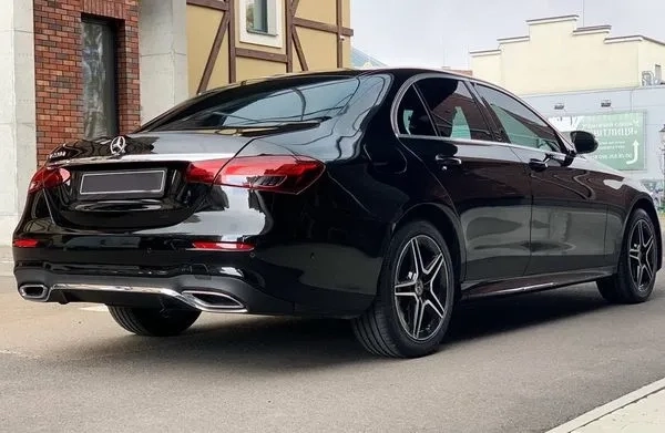 344 Mercedes Benz E-class EQ W213 E220d чорний з водієм
