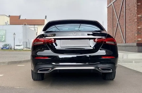 344 Mercedes Benz E-class EQ W213 E220d чорний з водієм