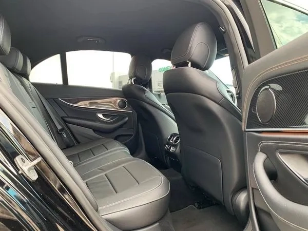 344 Mercedes Benz E-class EQ W213 E220d чорний з водієм