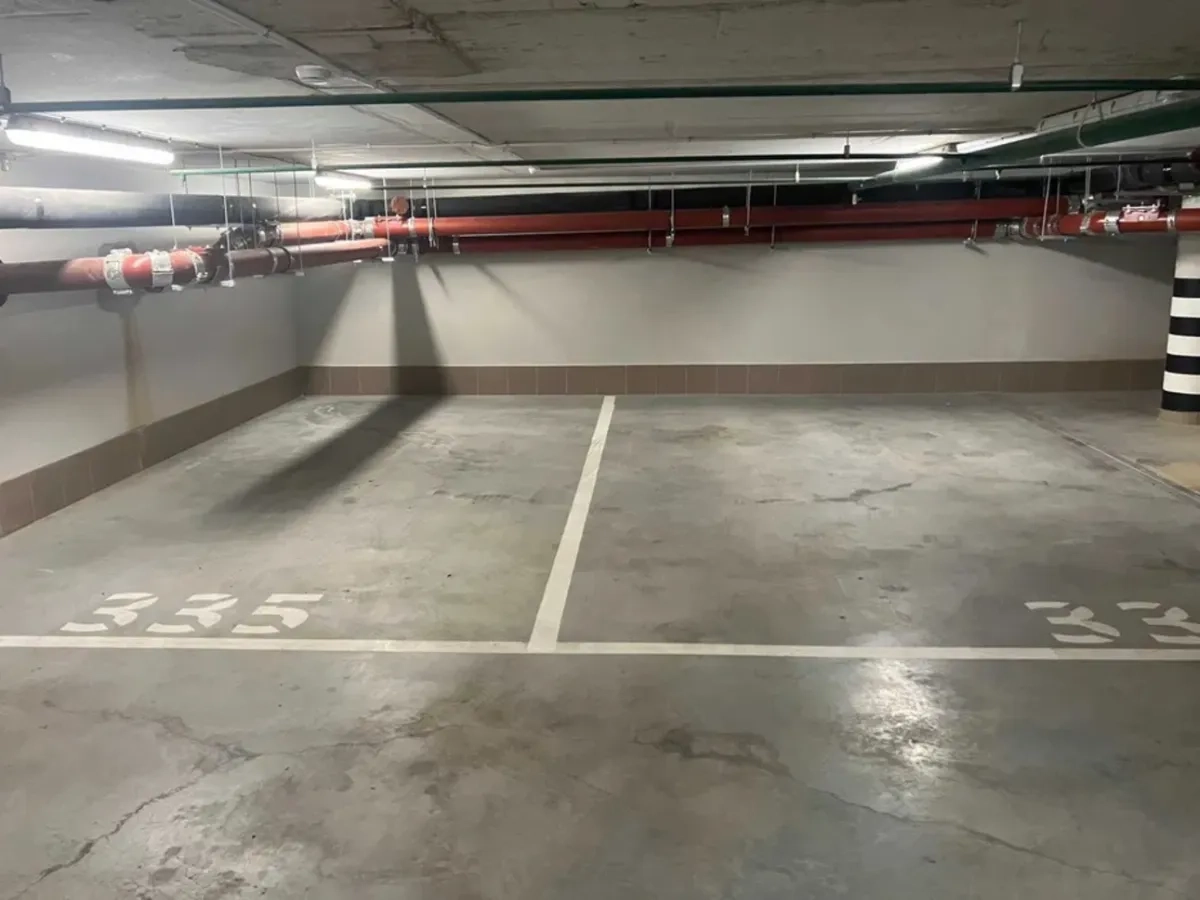 Просторе сімейне паркомісце зі зручним заїздом