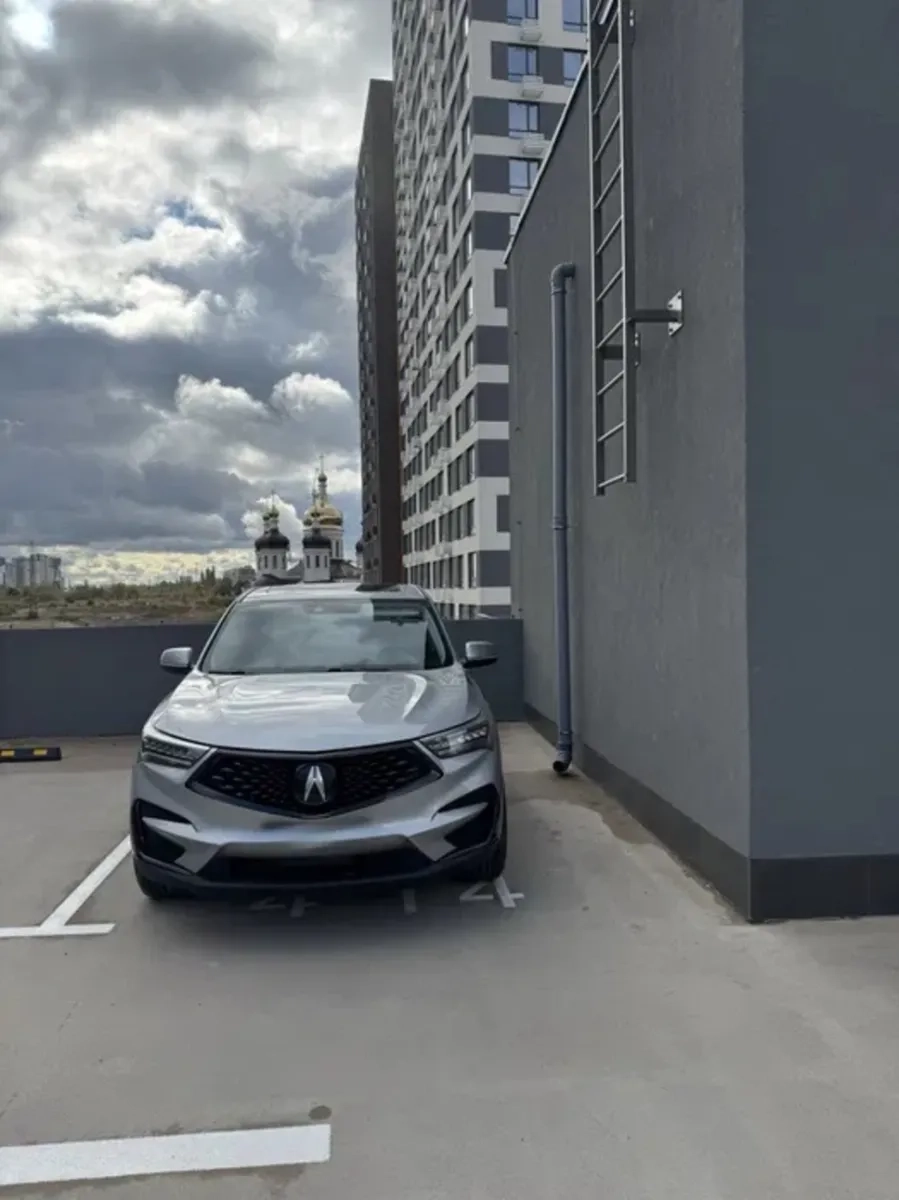 Паркомісце на 4-му поверсі для великого авто