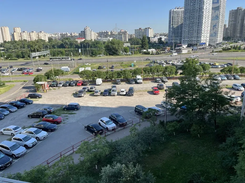 Паркомісце проспект Бажана 36.