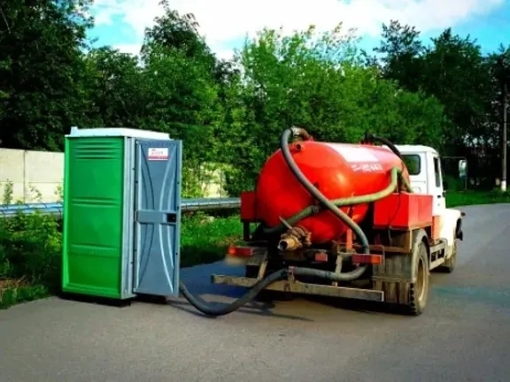 Відкачування ям вуличних туалетів