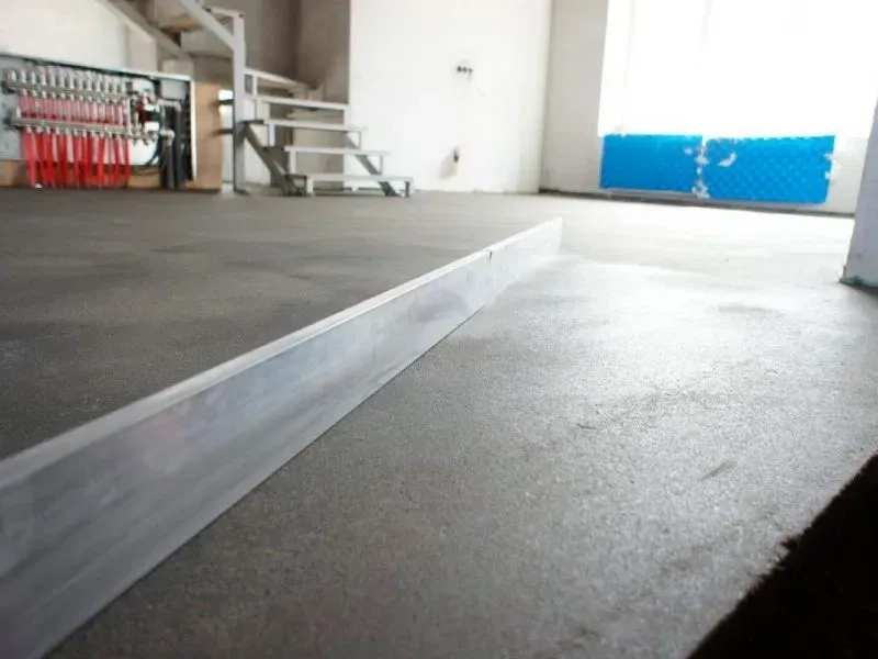 Машинна стяжка підлоги, пола та машинна штукатурка стін