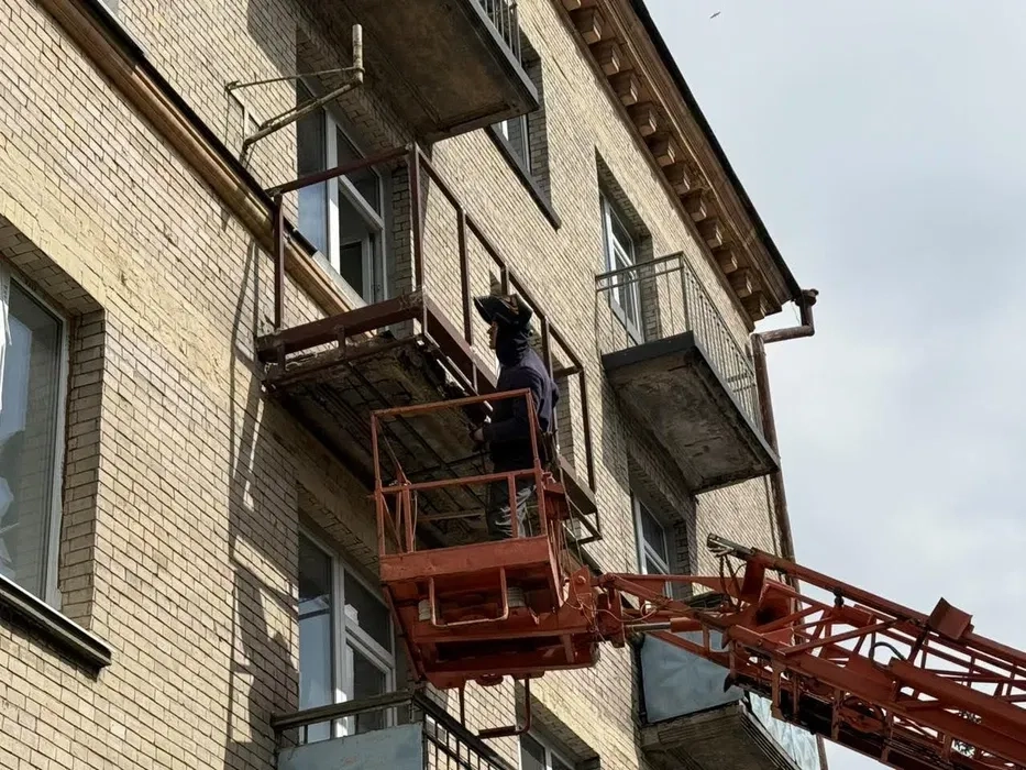 Балкони. Наварювання. Виготовлення і монтаж навісів на балкон.