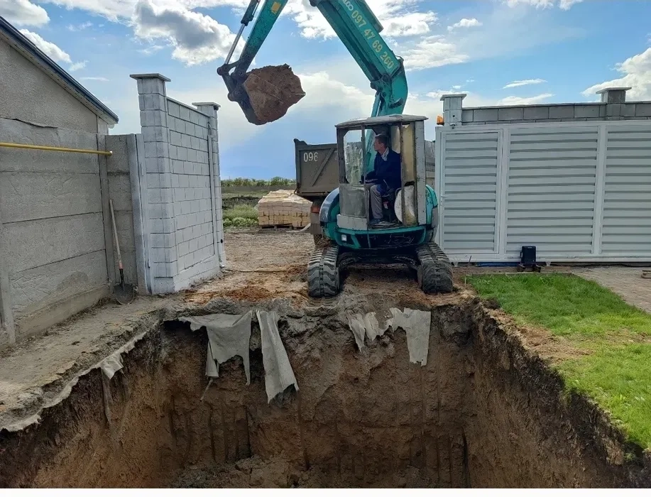 Екскаватор, міні екскаватор, бобкат