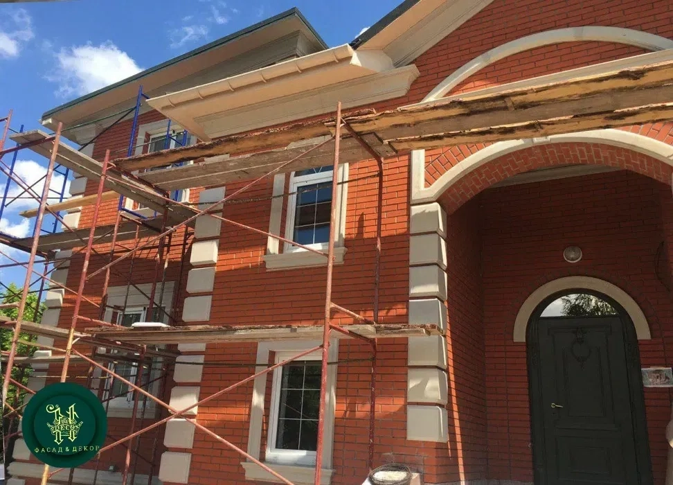 Декор для фасаду, ліпнина на фасад - наличники, пілястри, карнизи